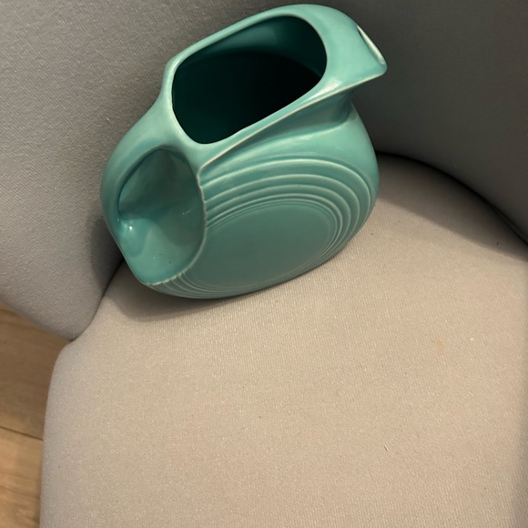 Large Turquoise Fiesta Ware Pitcher. 6 3/4” H x 8 1/2” W (Handle to Spout). - Picture 4 of 8
